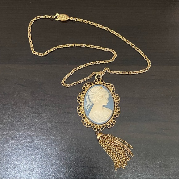 Vintage Unsigned Blue Cameo Pendant Necklace - Picture 12 of 15